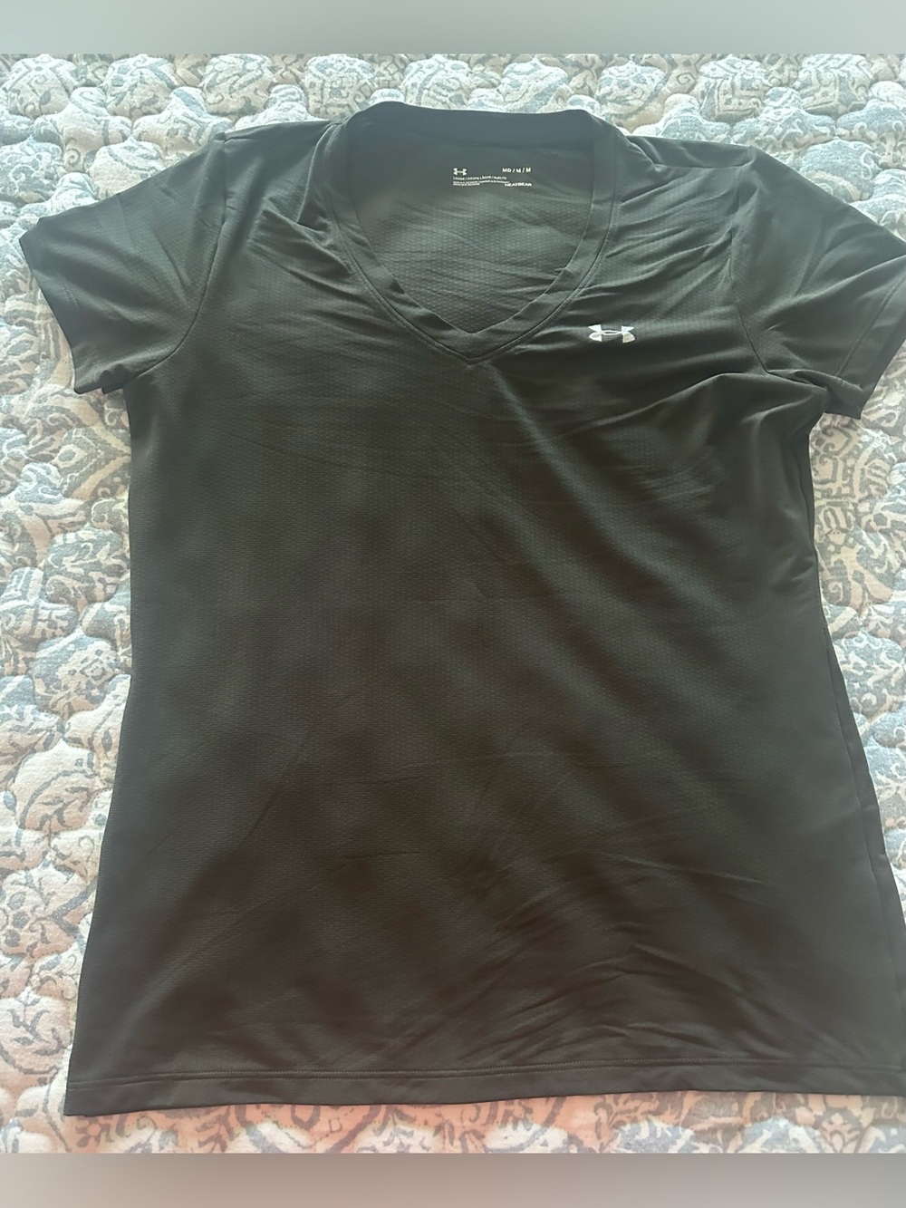 Under Armour Women’s Black/dark green  V-Neck Performance Tee size M